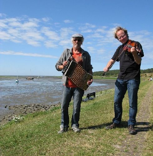 “Zo de wind waait...” - Drijfhout - Alweer de negende avondvullende muziektheatervoorstelling van Vlielands bekende duo Drijfhout.
