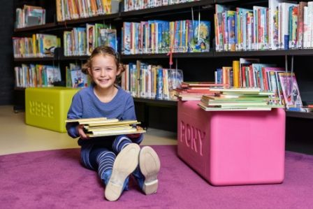 2016-11/meisje-stapel-boeken-bibliotheken-noord-fryslan