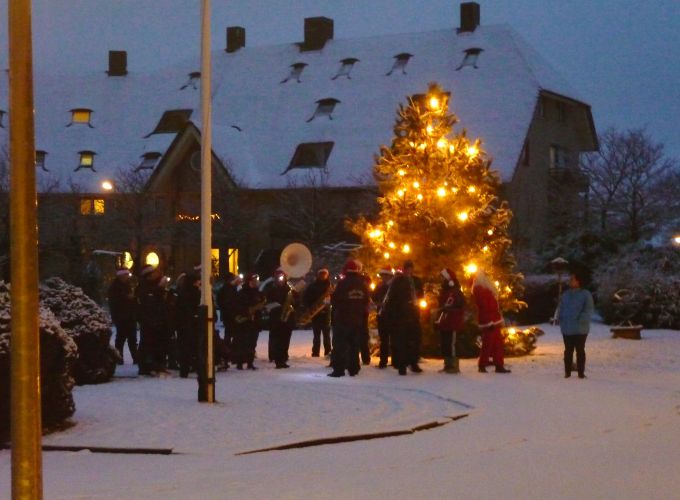 Kerstrondgang door Vlielands fanfare - Wordt wakker met muzikale kerstklanken van de Vlielandse Fanfare.