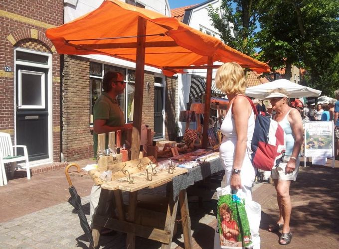 Kunstmarkt - Op het Kerkplein of met slechtweer in de oude bibliotheek.