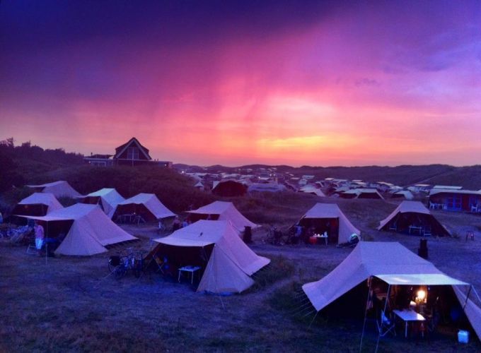 Het Nederlands Kampeerfilmfestival - Films over kamperen, slapen in tenten bij Podium Vlieland, reserveer je tickets online.