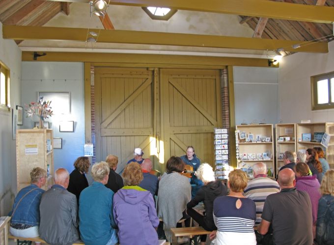 Drijfhout in de Reddingbootschuur - Live concert van Vlielands duo