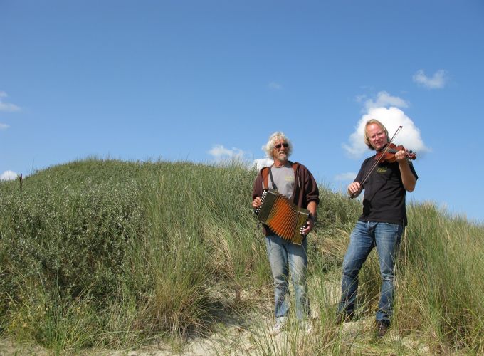 Drijfhout in de Nicolaaskerk - Vlielands dou Drijfhout geeft eenmalig een uniek concert in de Kerk.