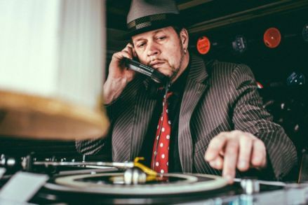 DJ Dab - Na het rennen lekker dansen in de Kleine Zaal op Kampeerterrein Stortemelk.