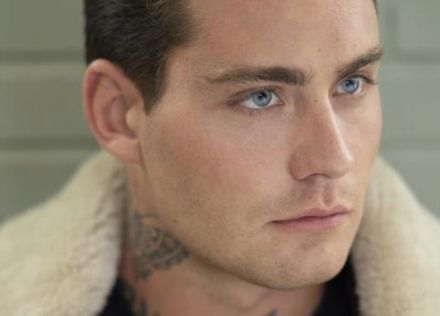 Douwe Bob & band - Douwe Bob blijft verrassen in de Grote Zaal op Kampeerterrein Stortemelk.