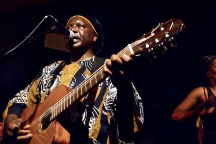 Basile Maneka's Baoema - Swingende en sprankelende Afrikaanse muziek, in de Kleine Zaal op Kampeerterrein Stortemelk.