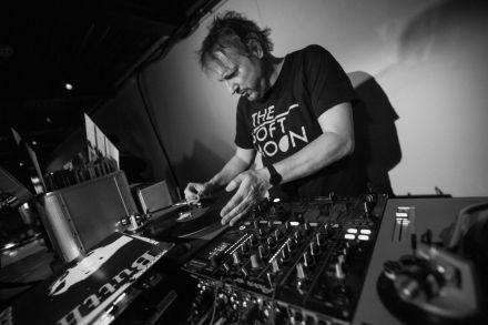 DJ Ed Rock - Sixties, rauwe punk, rock 'n roll & soul in de Kleine Zaal op Kampeerterrein Stortemelk.