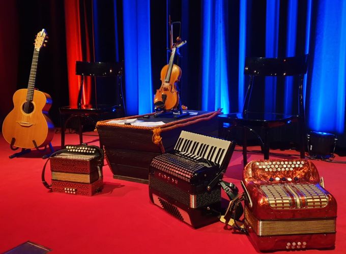 Eindejaarsvoorstelling - Drijfhout speelt in Podium Vlieland.