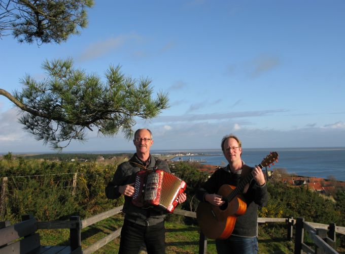 De muziek van de zee en het eiland bij Podium Vlieland - Live muziek van het Vlielandse duo Drijfhout