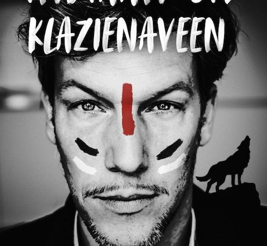 Indiaan uit Klazienaveen - Gerhardt Heusinkveld brengt zijn liedjes in Podium Vlieland.