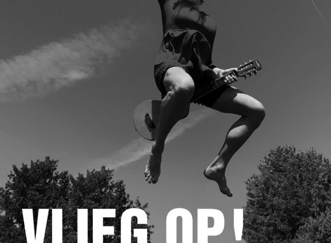 Dorine Wiersma vlieg op - Eerlijk, ijdel, pijnlijk direct en ziek goed op gitaar