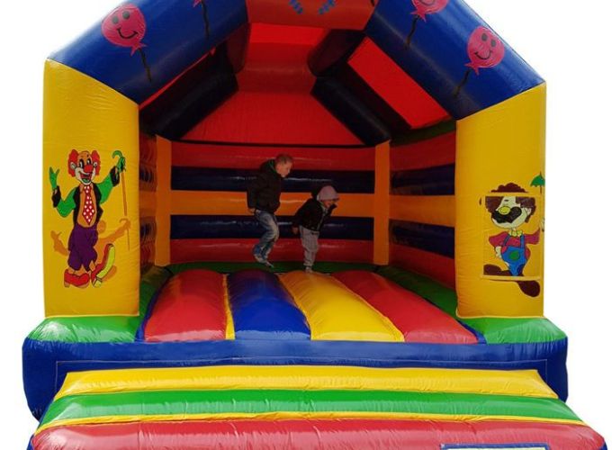 Springkussen en ander leuk spelmateriaal buiten! - In sportcentrum Flidunen