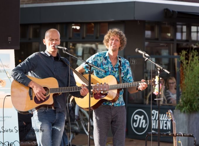 Blowing Away in Loods Café - Duo met uitgebreid cover repertoite