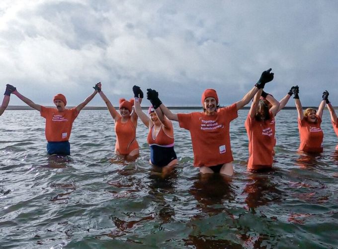 Vrij Zwemmen - Hoe kun je het voorjaar nou mooier vieren dan op een waddeneiland met een weekend vol zwemfilms en een frisse duik in de Noordzee (inclusief kampvuur).