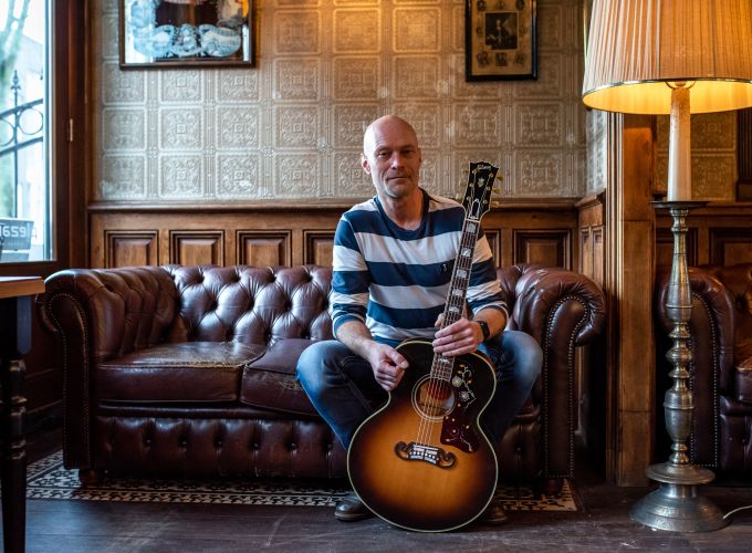 Sjoerd in Loods Café - De sing/songwriter van Vlieland