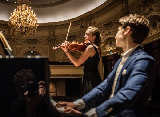 Concert bij kaarslicht in de kerk: Yente Lottman en Maxim Heijmerink - In de Nicolaaskerk