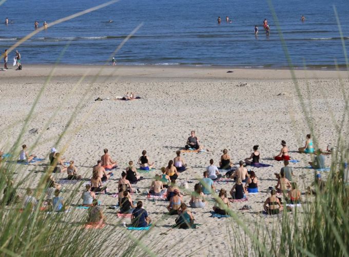 Hatha yoga op het strand - Kom helemaal tot rust terwijl je de zee hoort ruisen en de zon op je gezicht voelt.