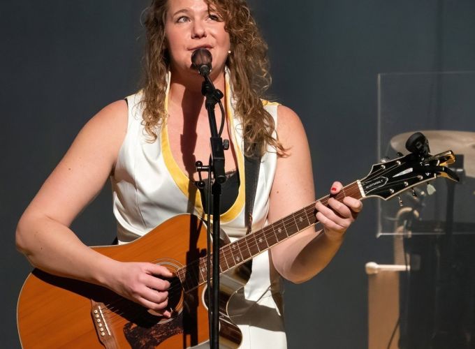 Kiki Schippers met 'Praktische bezwaren’ - muziektheater | 16+ - Kampeerterrein Stortemelk - Grote Zaal