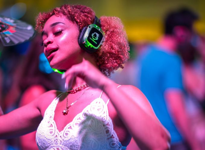 Silent Disco op De Pukkel! - Dansen onder de sterren, midden in het bos — hoe mooi wil je het hebben?