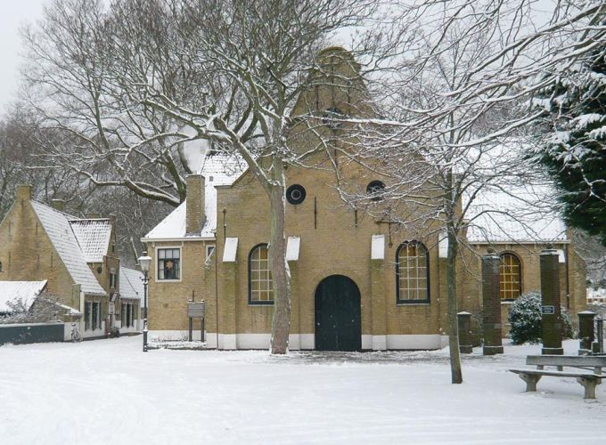 Gedachtenisdienst in de Nicolaaskerk - Het is een mooi gebruik op Vlieland om alle overleden eilandbewoners de laatste avond van het jaar te gedenken in een viering in de Nicolaaskerk.
