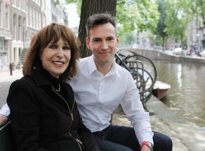 Boekpresentatie - Het levenspad van Liesbeth List - Café Bruintje in de Dorpsstraat op Vlieland met muzikaal optreden door Remco