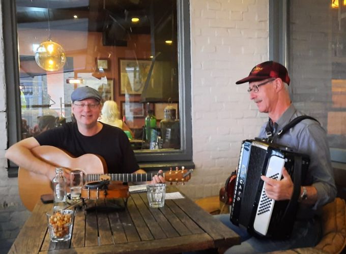 Terrasoptreden van Drijfhout bij Hotel Zeezicht - Muziek, verhalen en uitzicht over het Wad